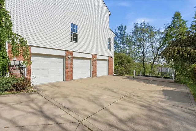 309 Londonberry Ct gallery image 8