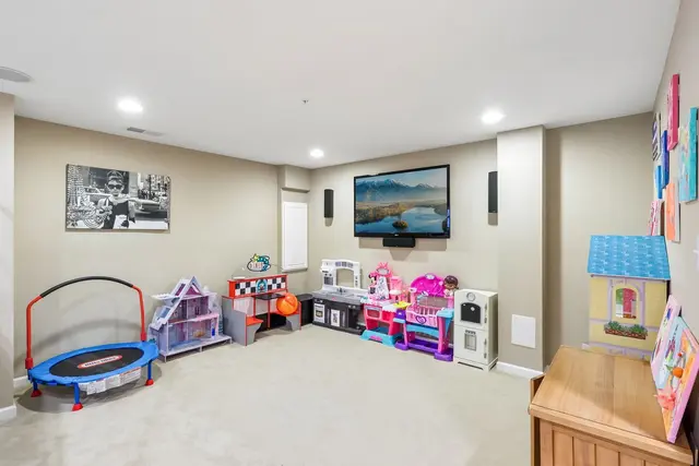 310 Rosecliff DRIVE gallery image 24