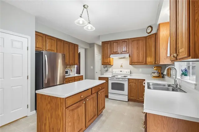 310 Village Dr gallery image 17