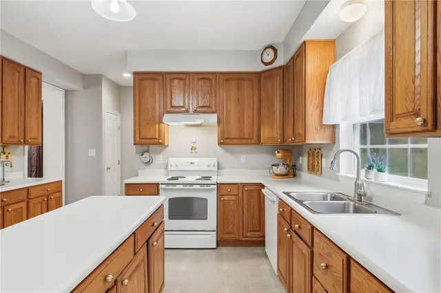 310 Village Dr gallery image 18