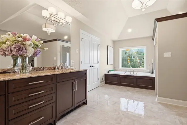 311 Cambridge Drive gallery image 3