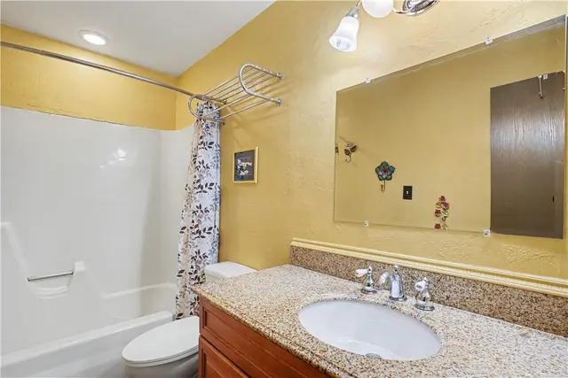3115 Camberly Dr gallery image 8