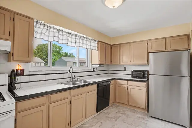 3115 Camberly Dr gallery image 28