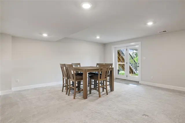 313 Crest Ln gallery image 2