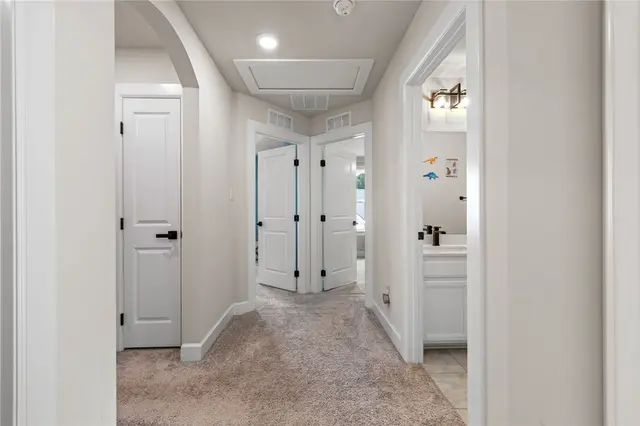 313 Crest Ln gallery image 3