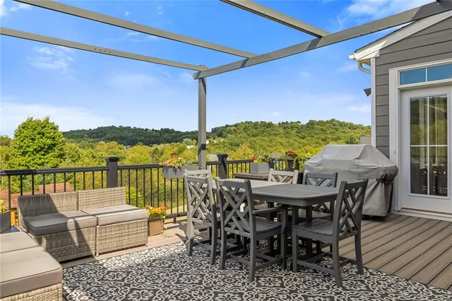 313 Crest Ln gallery image 9