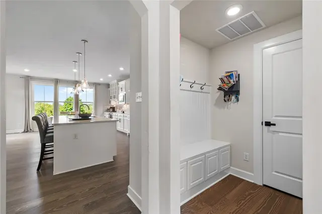 313 Crest Ln gallery image 11