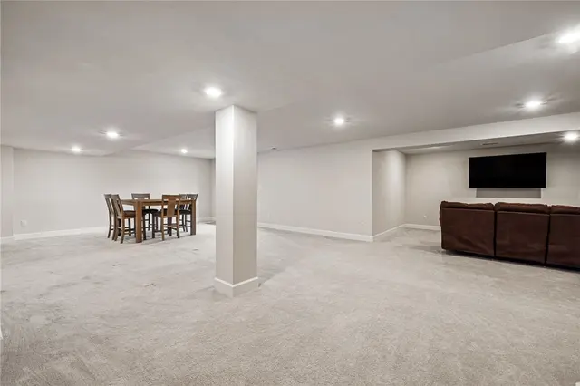 313 Crest Ln gallery image 19
