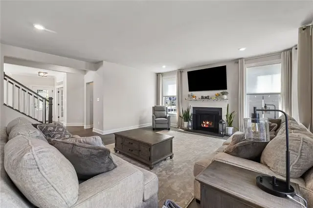 313 Crest Ln gallery image 33