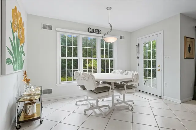 313 Luke Ct gallery image 3