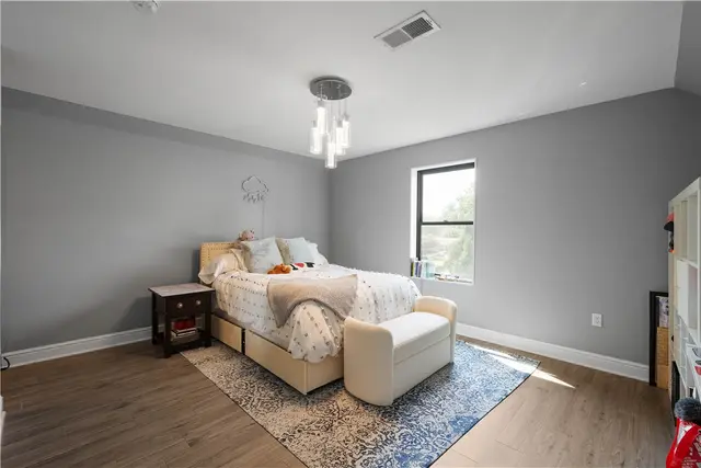 313 Nicholas Pl gallery image 2