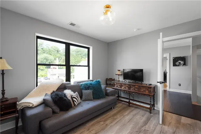 313 Nicholas Pl gallery image 10