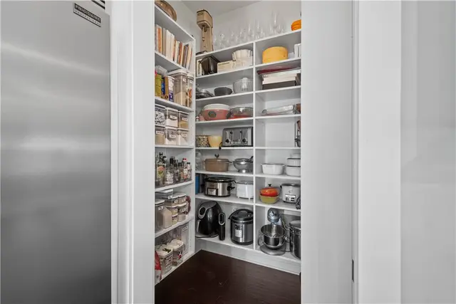 313 Nicholas Pl gallery image 17