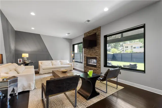 313 Nicholas Pl gallery image 19