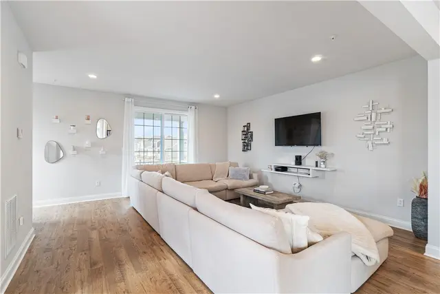 314 Harlequin St gallery image 20