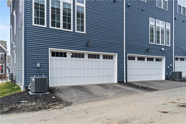 314 Harlequin St gallery image 32