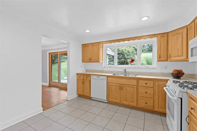 3166 Morningside Dr gallery image 13