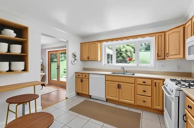 3166 Morningside Dr gallery image 14