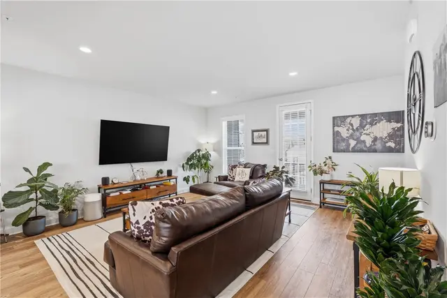 318 Harlequin St gallery image 3