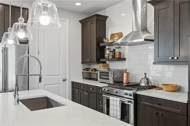 318 Harlequin St gallery image 9