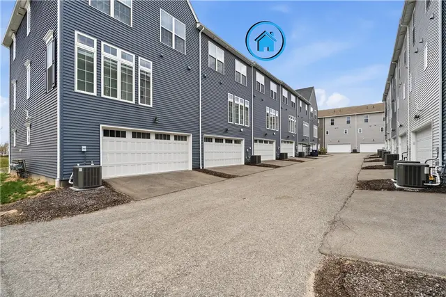 318 Harlequin St gallery image 17