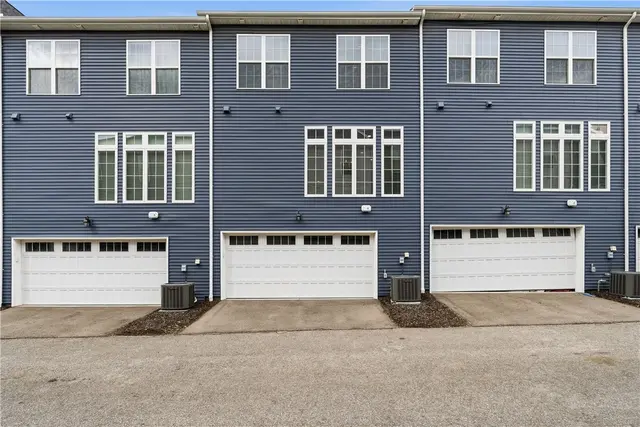 318 Harlequin St gallery image 30