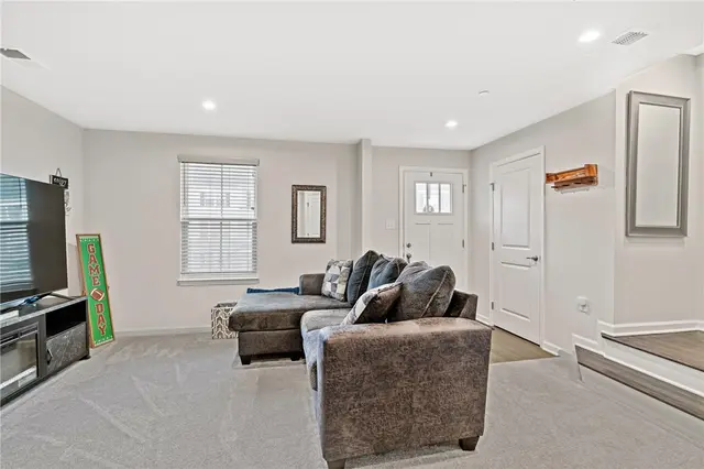 319 Caledonia Place gallery image 14