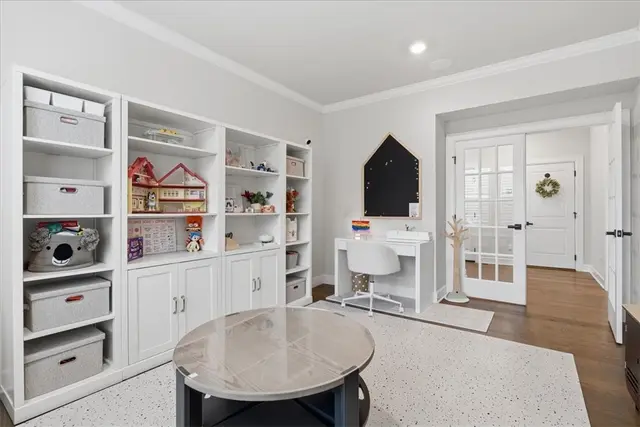 319 Crest Ln gallery image 3