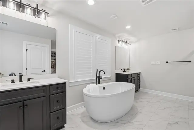 319 Crest Ln gallery image 8