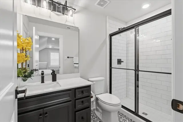 319 Crest Ln gallery image 9