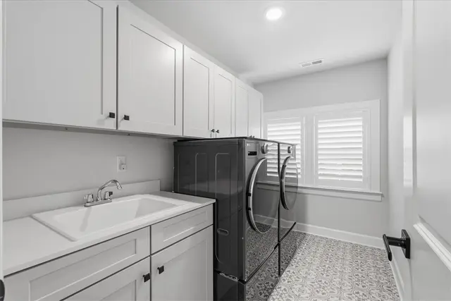 319 Crest Ln gallery image 10