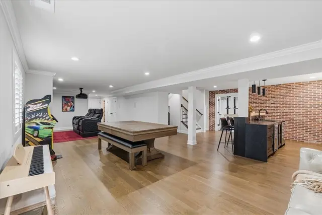 319 Crest Ln gallery image 12