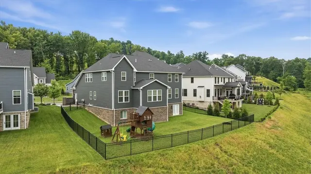 319 Crest Ln gallery image 32