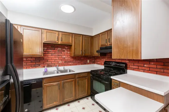 3195 Camberly Dr gallery image 5