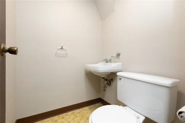 3195 Camberly Dr gallery image 15