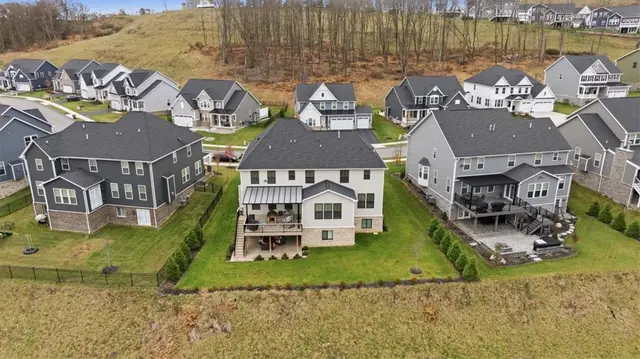 321 Crest Ln gallery image 3