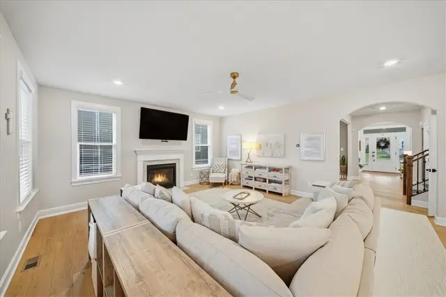 321 Crest Ln gallery image 4