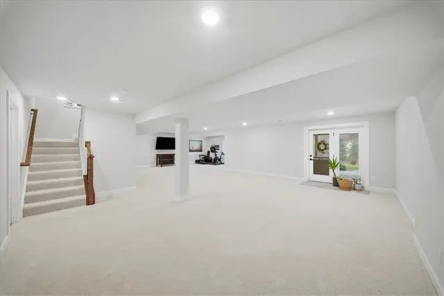 321 Crest Ln gallery image 9