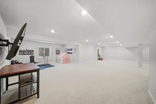 321 Crest Ln gallery image 12