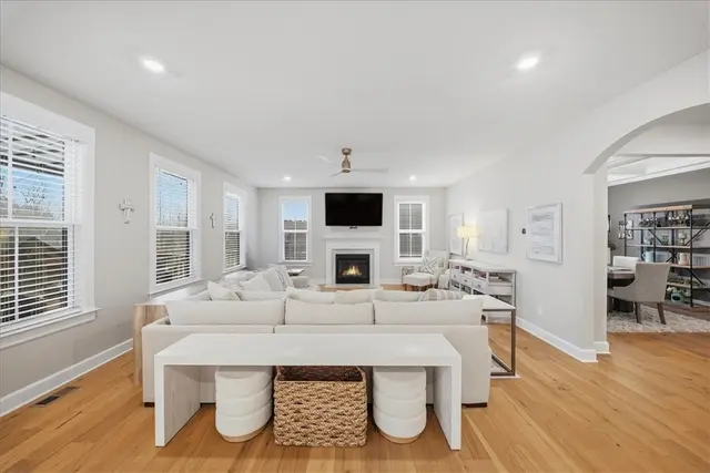 321 Crest Ln gallery image 23