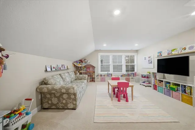321 Crest Ln gallery image 24