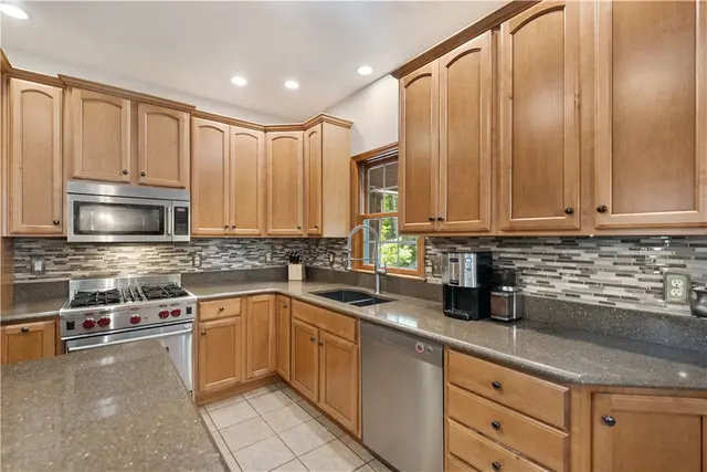 321 Ivy Dr. gallery image 44