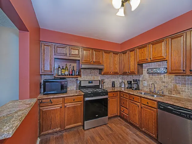 324 Central Dr gallery image 9