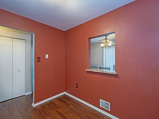 324 Central Dr gallery image 11