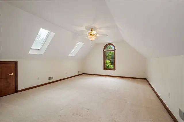 325 Tiffany Ct gallery image 7