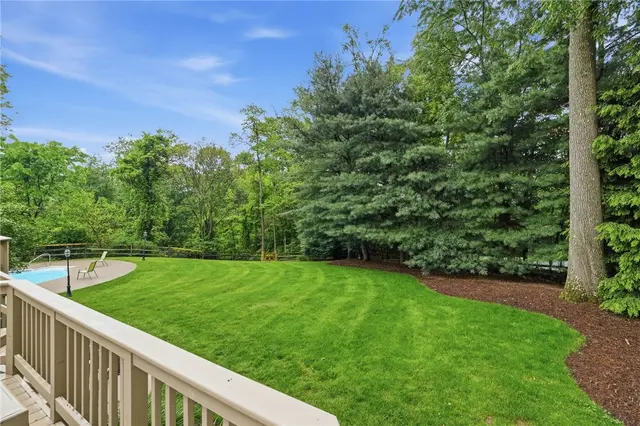 325 Tiffany Ct gallery image 8
