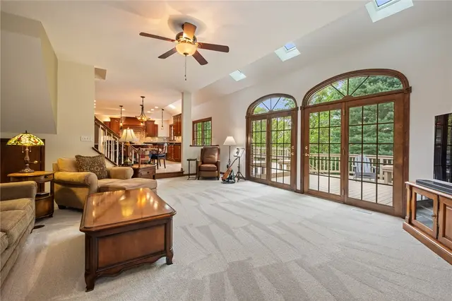 325 Tiffany Ct gallery image 21