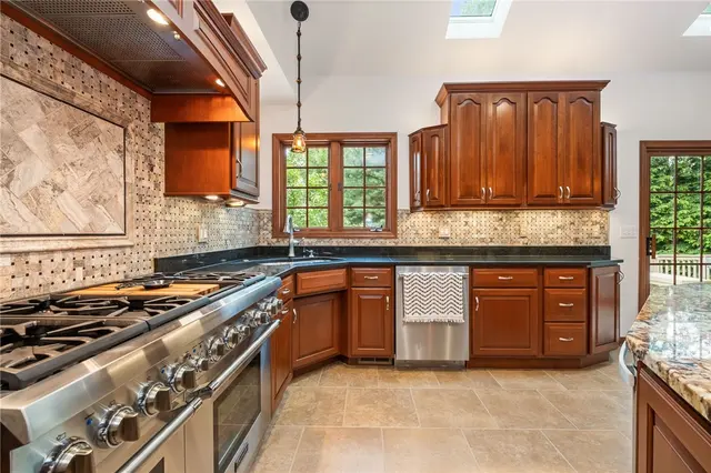 325 Tiffany Ct gallery image 33