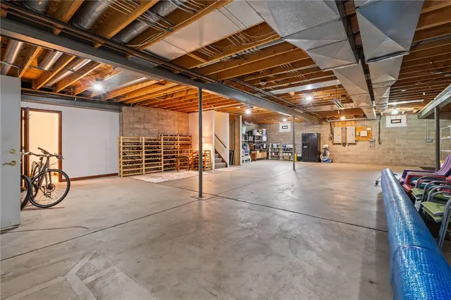 325 Tiffany Ct gallery image 35
