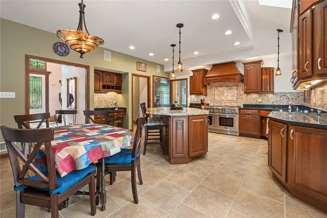 325 Tiffany Ct gallery image 37